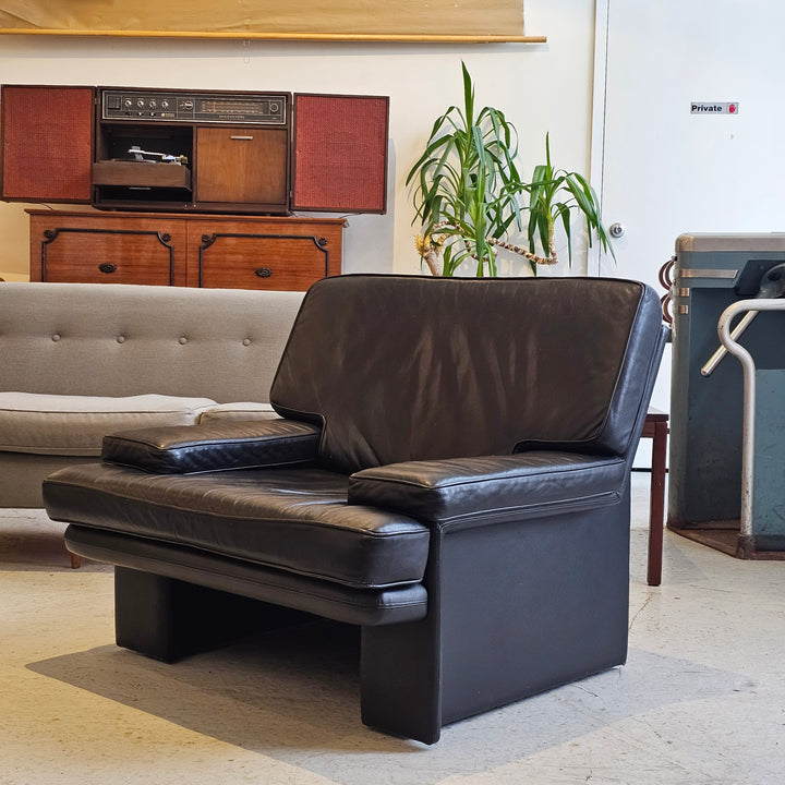 'Sirino' Leather Lounge Chair